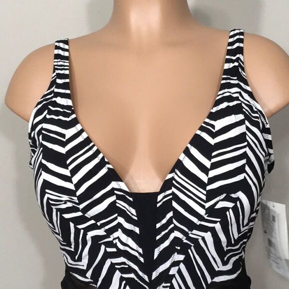 PROFILE black and white tankini top. NWT - Picture 9 of 16